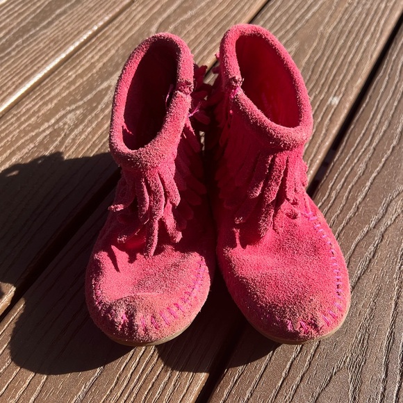 Minnetonka girls moccasin fringe boots - size 10 - Picture 6 of 6